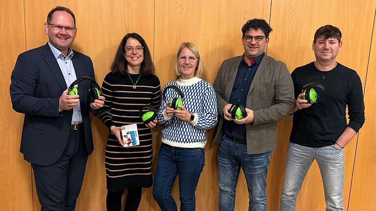 Auf dem Foto (von links): Michael Hombach, Caroline Kaufmann, Nicole Gerhard, Mathias Rudolph, Peter Wenger. Auf dem Foto (von links): Michael Hombach, Caroline Kaufmann, Nicole Gerhard, Mathias Rudolph, Peter Wenger.