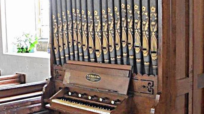 Transfer 2: Die bisherige Chororgel in der Kirche von Maldon wird in die Orgelwerkstatt Hey gebracht.