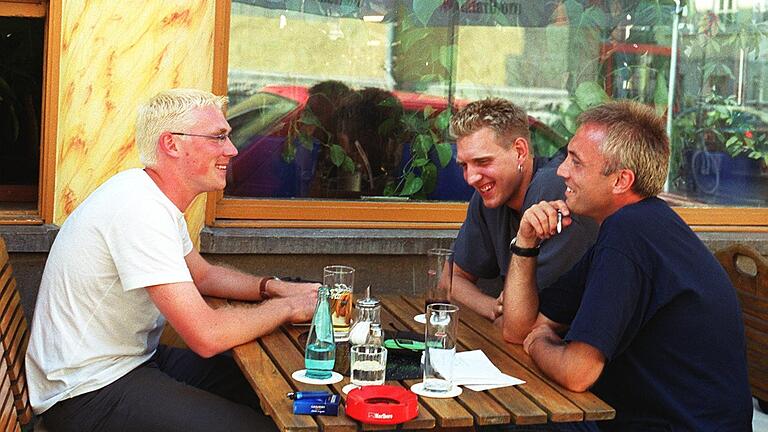 Erinnerung: Dirk Nowitzki 2006 auf Heimatbesuch in Würzburg und im Gespräch mit den Main-Post-Basketballexperten Stefan Mantel (links) und Jürgen Höpfl (rechts), der 2015 gestorben ist.