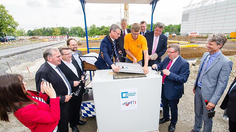 Symbolische Grundsteinlegung für das Institut für Topologische Isolatoren (ITI) mit Bayerns Wissenschaftsminister Bernd Siebler, Vertretern von Uni, Stadt und mehreren Landtagsabgeordneten.