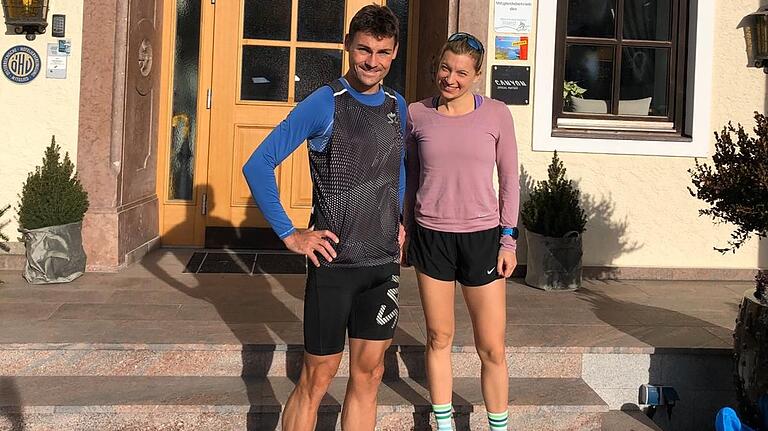 Carolin Lehrieder und ihr Trainer und Teamkollege Markus Fachbach vor dem Sitz des Proteams Mohrenwirt im östereichischen Fuschl am See.