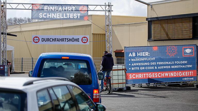 Auf dem Gelände der Diskothek Airport in Würzburg gibt es in Zusammenarbeit mit der Firma Contime GmbH seit Dienstag&nbsp; die erste Drive-In-Schnellteststrecke in Würzburg.