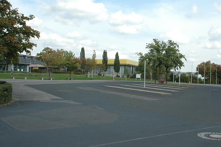 Der Busparkplatz muss den Planungsstand der Turnhalle, die im Hintergrund zu sehen ist, erreichen. Der Busparkplatz muss den Planungsstand der Turnhalle, die im Hintergrund zu sehen ist, erreichen.