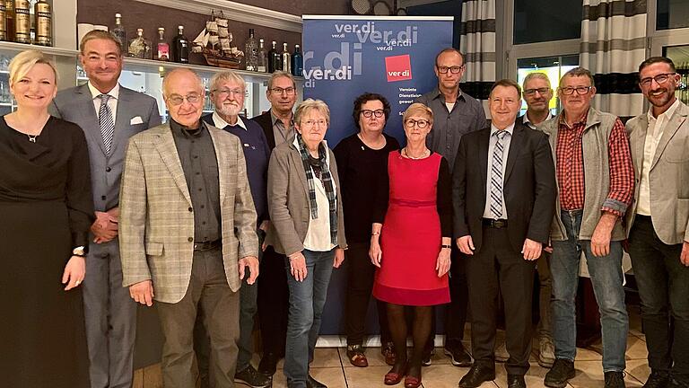 Marietta Eder (links) und Sinan Öztürk (rechts) ehrten Mitglieder für 40 Jahre Mitgliedschaft.