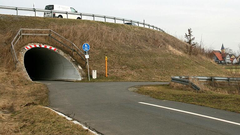 Dieser Fahrradtunnel bei Hörblach ist das Tor zum künftigen 'Biebelrieder Dreieck' im Radwegenetz des Landkreises Kitzingen.