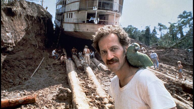 Werner Herzog und die Selbstironie - Werner Herzog 1982 am Set von 'Fitzcarraldo'. Für den heute legendären Film ließ er im Dschungel Amazoniens ein Dampfschiff über einen Berg schleppen. Werner Herzog und die Selbstironie - Werner Herzog 1982 am Set von 'Fitzcarraldo'. Für den heute legendären Film ließ er im Dschungel Amazoniens ein Dampfschiff über einen Berg schleppen.