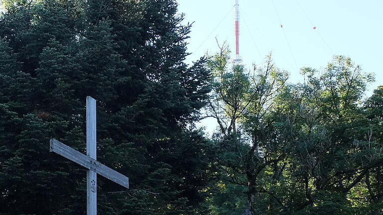 Der Heilige Kilian begrüßt den Wanderer gleich zu Beginn der Strecke. Im Hintergrund ist der Sender Kreuzberg zu sehen.