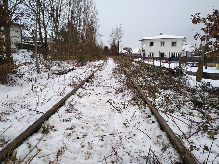 Ein neuer Schnitt, eine neue Sicht, eine freie Trasse. Nach dem Rückschnitt im Rahmen der Grün-Pflegemaßnahmen ist die Strecke der Steigerwaldbahn wie hier in Wiesentheid wieder frei und gut begehbar. Der Besitzer, die Firma Gleisrückbau Meißner führt aktuell diese Maßnahmen durch.