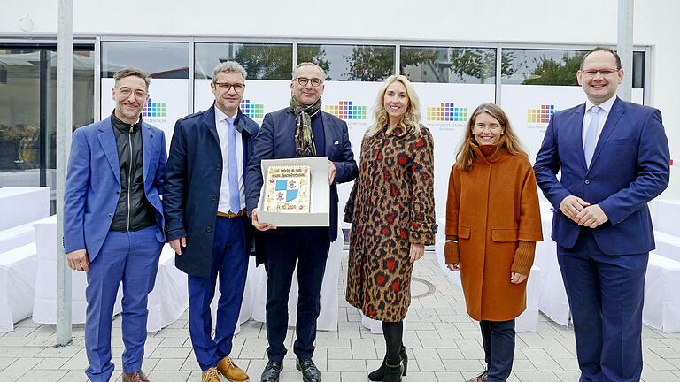 Eine Geburtstagstorte für das neue Gesundheitszentrum in Karlstadt hatte Bürgermeister Michael Hombach mit dabei. Im Bild von links: Architekt Thorsten Heßdörfer, Initiator Johannes Kromczynski, Projektplaner Alexander Weigand, Staatsekretärin Anna Stolz, Landrätin Sabine Sitter und Bürgermeister Michael Hombach.