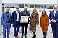 Eine Geburtstagstorte für das neue Gesundheitszentrum in Karlstadt hatte Bürgermeister Michael Hombach mit dabei. Im Bild von links: Architekt Thorsten Heßdörfer, Initiator Johannes Kromczynski, Projektplaner Alexander Weigand, Staatsekretärin Anna Stolz, Landrätin Sabine Sitter und Bürgermeister Michael Hombach.