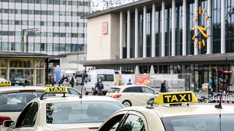 Am&nbsp; Würzburger Bahnhof stehen oft viele Taxen und warten auf Kundinnen und Kunden.