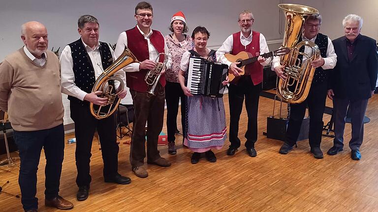 „Querbeet“ bei der BSW-Weihnachtsfeier im Felix-Fechenbach-Haus in Würzburg: Erika Kurfess (Mitte) und ihr Männerquartett Werner Sauer, Josef Mennig, Alfons Schlereth und Willi Dotter in Trachtenanzügen (von links) umrahmt von den BSW-lern Udo Link (links), Petra Eckert (Mitte) und Thomas Störlein (rechts).