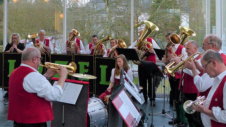 Die Waldzeller bei ihrem Vorkonzert im Foyer der Konzerthalle Bad Orb.