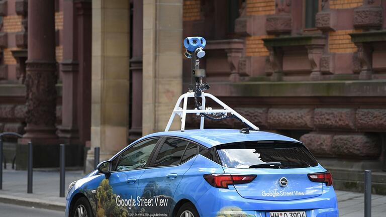 Google Street-View-Kamerawagen.jpeg       -  Mit einer auffälligen Kamera auf dem Dach fährt ein Auto von Google Street-View durch das Gerichtsviertel in Frankfurt.