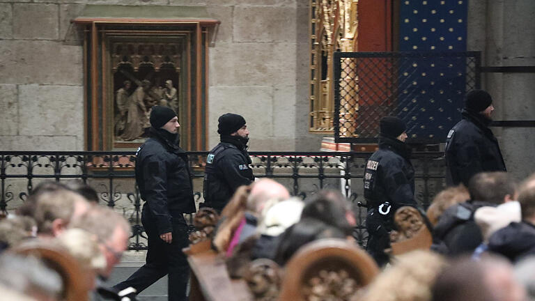 Pontifikalamt im Kölner Dom.jpeg       -  Polizisten laufen während des Pontifikalamtes durch den Kölner Dom. Grund war eine Terrorwarnung.