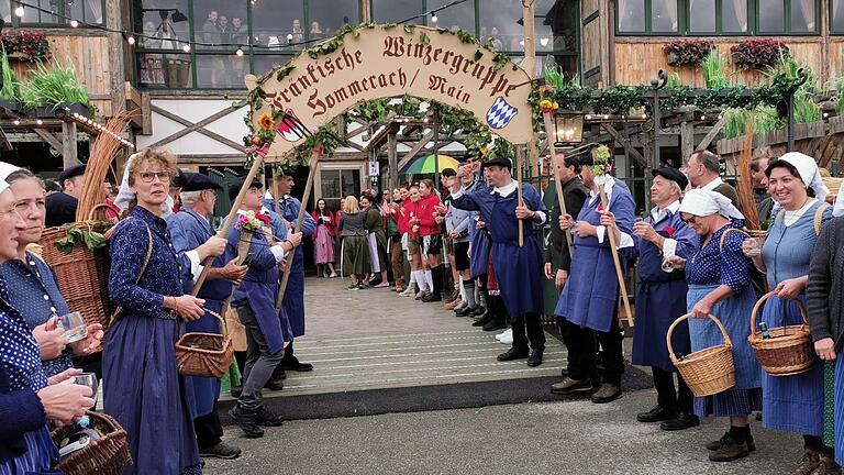 Die Winzergruppe Sommerach steht Spalier für den Einzug der Ehrengäste ins Weinzelt.