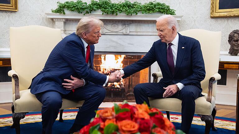 Biden empfängt Trump im Weißen Haus       -  Biden begrüßt Trump mit einem Handschlag im Weißen Haus.