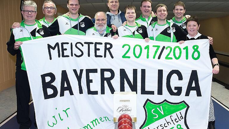 So sehen Meister aus: Der SV Herschfeld errang in der Landesliga den Titel und steigt in die Bayernliga auf: Stefan Schön (von links), Karl-Heinz Bach, Daniel Dieterich, Uli Hümpfner (Spielertrainer), Cenk Erdogan (Dritter Vorsitzender SV Herschfeld), Sebastian Dieterich, Sascha Kugler, Christian Happel, Sebastian Scheuplein und Bad Neustadts stellvertretende Bürgermeisterin Rita Rösch.