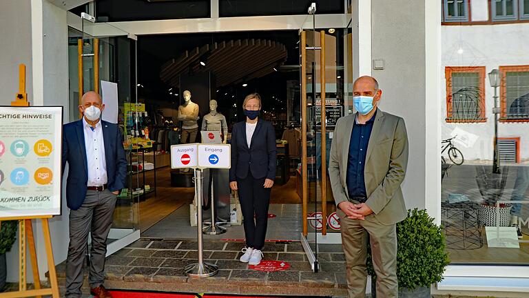 Noch etwas verhalten, aber dennoch hoffnungsvoll begann in Karltstadt der Start in die Neueröffnung der Ladengeschäfte der Innenstadt. Bürgermeister Paul Kruck, die Stadtmarketing-Chefin Susanne Keller und Martin Krause, der Vorsitzende des Gewerbevereins trafen sich am Montagmorgen zu einem Rundgang.