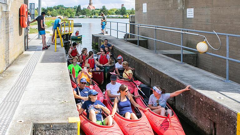 Viele Menschen nutzten die sommerlichen Temperaturen am Samstag, um eine Bootstour auf dem Altmain zu machen. Wegen der hohen Beliebtheit kommt es daher manchmal zu Stau an der Schleuse in Astheim (Lkr. Kitzingen).