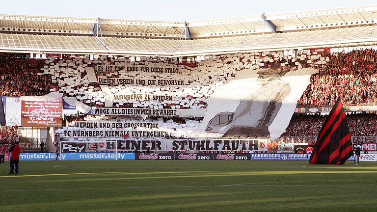 In Nürnberg verehrt: Eine Choreographie im Nürnberger Stadion zu Ehren von Heiner Stuhlfauth. Die Club-Legende war bei den Kickers einst als Trainer tätig.