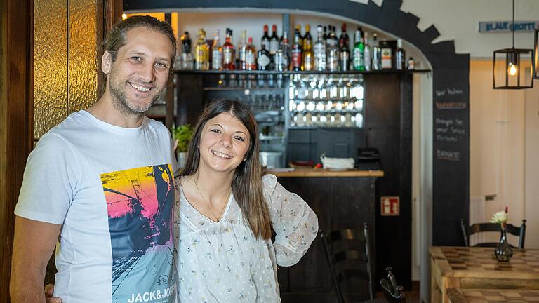 Die Blaue Grotte in der Elefantengasse hat wieder geöffnet: Der neue Wirt heißt Dominik Schraut, ein früherer Koch des Stachel. Unterstützt wird er von seiner aus Spanien stammenden Frau Ruth Lopez. Die Blaue Grotte in der Elefantengasse hat wieder geöffnet: Der neue Wirt heißt Dominik Schraut, ein früherer Koch des Stachel. Unterstützt wird er von seiner aus Spanien stammenden Frau Ruth Lopez.