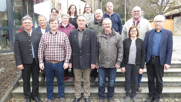 Herbert Heusinger (vorne, 3. von links): wurde für sein 30-jähriges Wirken als Vorstand des Vereins für Gartenbau und Landespflege Greßthal einstimmig zum Ehrenvorsitzender ernannt. Erste Gratulanten waren (hinten, von links): Martina Vierengel, Franziska Ebner, Carina Bayer und Detlef Huttner. Mitte (von links): Waltraud Kaufmann, Martha Schlereth, Adolf Weiler und Claus Prosch. Vorne (von links): Frank Bauer (Kreisvorstand), Michael Nöthling, Georg Hofmann, Monika Schmitt sowie Bürgermeister Anton Gößmann.