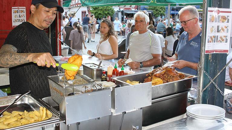 Neben dem Angebot der niedergelassenen Gastronomen zur kulinarischen Meile in Karlstadt wurden vor allem aus Buden und Food-Trucks Essen verkauft.