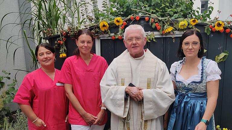 Auf dem Foto: Nadja Warmuth, Vanessa Füßer,  Pfarrer Dr. Christoph Dzikowicz und Tanja Sammeth.