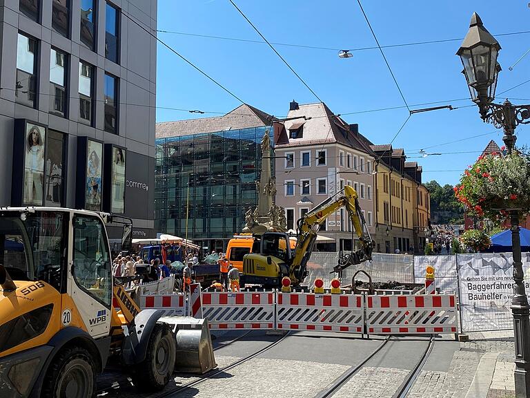 Bauarbeiten am Fernwärme- und Gleisnetz lassen derzeit in Teilen der Innenstadt keine Straßenbahnverkehr zu. Im Bild die Baustelle in der Straßenbahnkurve am Grafeneckart.