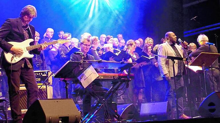 Konzerterlebnis der Extraklasse: Mit Musik für die Freiheit begeisterte das Rockoratorium „Eversmiling Liberty“ unter Leitung von Alfons Meusert (rechts) am Samstagabend 600 Besucher. Konzerterlebnis der Extraklasse: Mit Musik für die Freiheit begeisterte das Rockoratorium „Eversmiling Liberty“ unter Leitung von Alfons Meusert (rechts) am Samstagabend 600 Besucher.