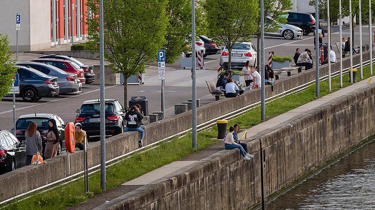 Dass die Schweinfurter Maininsel als ein Sammelpunkt für junge Leute gilt, ist der Stadtverwaltung bekannt.