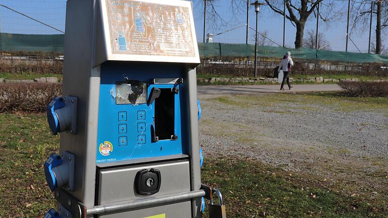 Hoher Sachschaden am Wohnmobilstellplatz in Kitzingen: Die Täter hatten es auf das Geld der Münzautomaten abgesehen.