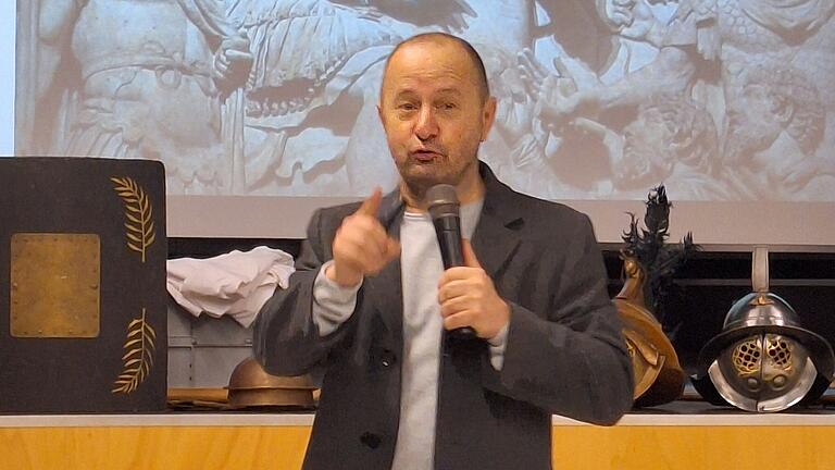 Archäologe Mario Becker in der Aula des Gymnasiums.