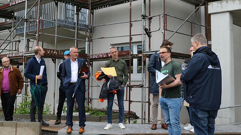 Lange Gesichter beim Ortstermin des Stadtrats am Südring: Eric Mützel (Zweiter von rechts) vom Architekturbüro erläutert den Baufortschritt – das Projekt sollte eigentlich seit eineinhalb Jahren abgeschlossen sein.