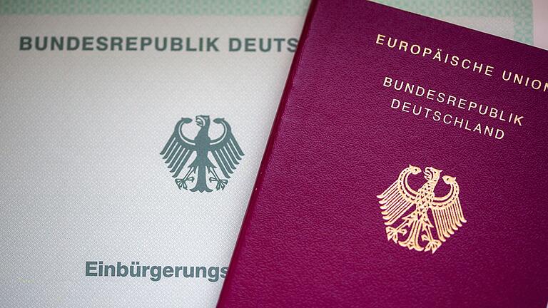 Einbürgerungsurkunde und Reisepass       -  Ab heute gilt in Deutschland ein neues Staatsangehörigkeitsgesetz.