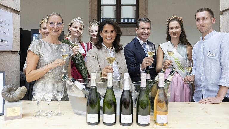 Valerie Diemer (von links), Landwirtschaftsministerin Michaela Kaniber, Europaminister Eric Beißwenger und Leonard Lehn stoßen an.