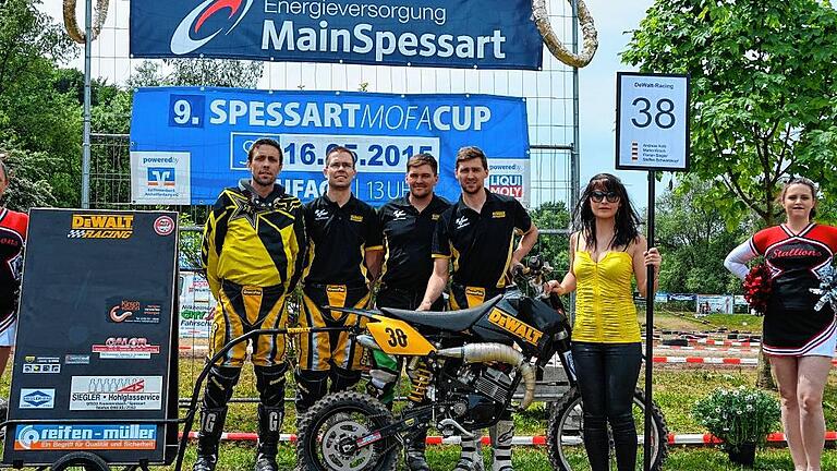 Mannschaftsfoto mit Nummerngirl: Die Jungs von DeWalt-Racing bei der Präsentation vor einem Rennen.