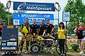 Mannschaftsfoto mit Nummerngirl: Die Jungs von DeWalt-Racing bei der Präsentation vor einem Rennen.