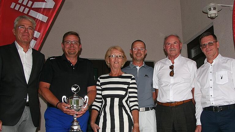 Thomas Hofmann gewinnt den Präsidentencup       -  (hhe)   Der Rimparer Thomas Hofmann hatte 18 Jahre lang auf seinen ersten Turniersieg warten müssen, jetzt schlug er zu. Er gewann beim Präsidentencup im Golfclub Schloss Mainsondheim die Bruttowertung mit 24 Punkten und setzte sich gegen mehrere Spieler mit niedrigeren Handicaps durch. Auf dem Wanderpokal des Präsidenten dürfen sich immer die Spieler mit der höchsten Nettopunktzahl eintragen, was meistens Spieler der Nettoklasse C sind. Doch Immobilien-Experte Hofmann war beim Präsidentencup auch der Golf-Experte. Als einziger Starter im 75-Teilnehmer-Feld gelangen ihm 43 Nettopunkte, weshalb ihm Vereinspräsident Peter Siegel auch den Wanderpokal überreichte. Das Damenbrutto gewann Ingrid Wallenhorst-Röder (GC Kitzingen). Die Netto-Klassensieger waren Walter Statz (A), Thomas Hofmann (beide Heimatclub, B) und der Schweizer Alexander Märtirer (C). Weitere Sachpreise aus den Händen von Co-Sponsor Matze Bielek von Radio Charivari verdienten sich Christian Fischer, Wolfgang Menth, Rudolf Marek, Reinhard Müller, Udo Kruse, Anni Renner, James Motz, Matze Bielek selbst und der als Ehrengast mitspielende Ex-Hockey-Olympiasieger Moritz Fürste. Im Bild von links: Präsident Peter Siegel mit den Klassensiegern, Thomas Hofmann, Ingrid Wallenhorst-Röder, Wolfgang Menth, Walter Statz und Alexander Märtirer.