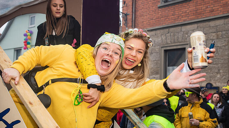 Zahlreiche Närrinnen und Narren besuchen am Samstag 18.02.23 den Faschingszug in Heustreu bei Bad Neustadt an der Saale.