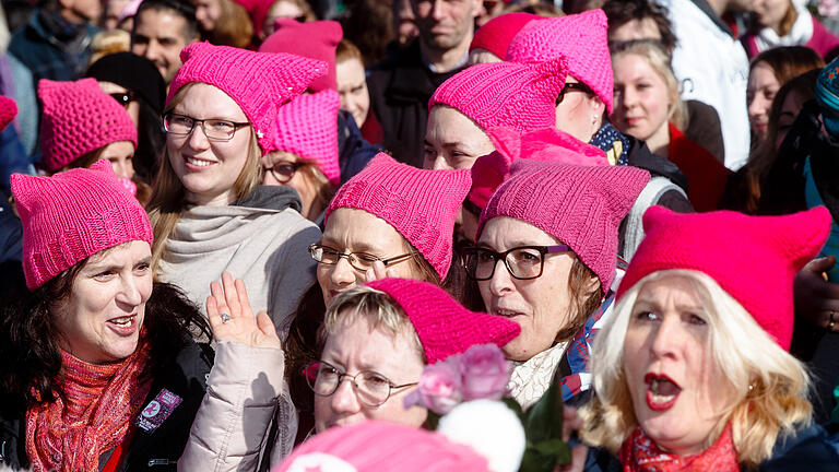 88933917.jpg       -  Demonstrierende Frauen mit Pussyhats.