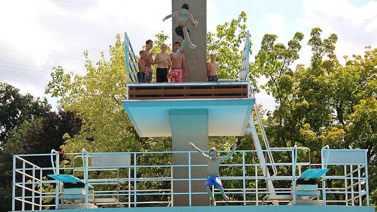 OB Dirk Vogel will wie diese Jugendlichen aus  fünf Metern vom Sprungturm hüpfen, sollten dieses Jahr 100.000 Besucher  kommen.       -  OB Dirk Vogel will wie diese Jugendlichen aus  fünf Metern vom Sprungturm hüpfen, sollten dieses Jahr 100.000 Besucher  kommen.
