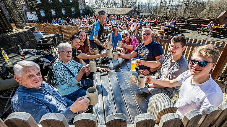 Der Kreuzberg mit seinem Klosterbiergarten war am Wochenende ein beliebtes Ausflugsziel – hier wurde ein Geburtstag gefeiert. Der Kreuzberg mit seinem Klosterbiergarten war am Wochenende ein beliebtes Ausflugsziel – hier wurde ein Geburtstag gefeiert.