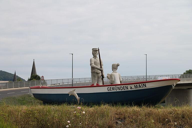 Der Dapsers Hannes und seine Babett als Betonfiguren im neuen Kreisverkehr in Gemünden. Der Dapsers Hannes und seine Babett als Betonfiguren im neuen Kreisverkehr in Gemünden.
