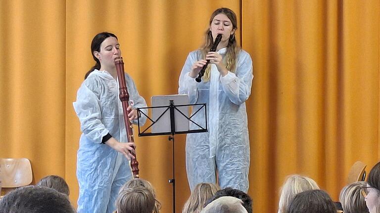 Mit der ganzen Bandbreite an verschiedenen Flöten begeisterten Marie Erndl und Tabea Wink vom Duo Energico die Schüler der Leo-Weismantel-Schule in Gemünden.