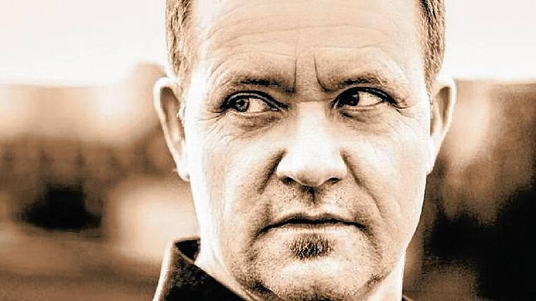 Die renommierten Musiker Till Brönner (Trompete) und Dieter Ilg (Kontrabass) geben am Sonntag, 26. März, ein Konzert im historischen Rathaus in Karlstadt.
