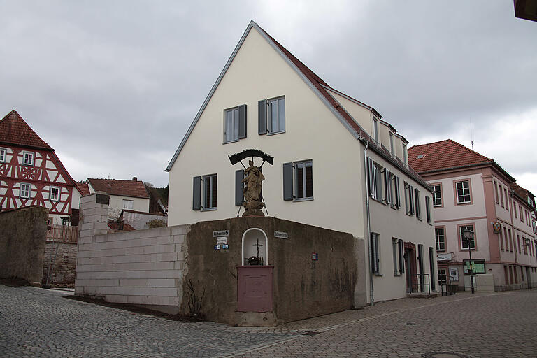 Eingebettet in das bauliche Ensemble im historischen Ortskern von Erlabrunn ist der neue Bürgerhof. Rechts im Hintergrund das Rathaus, aus dem die Verwaltung mit der Eröffnung in den Bürgerhof umzog. In den Eingangsbereich mit integriert wurden die Sandsteingewände des denkmalgeschützten ehemaligen Weckesser-Haus an gleicher Stelle.
