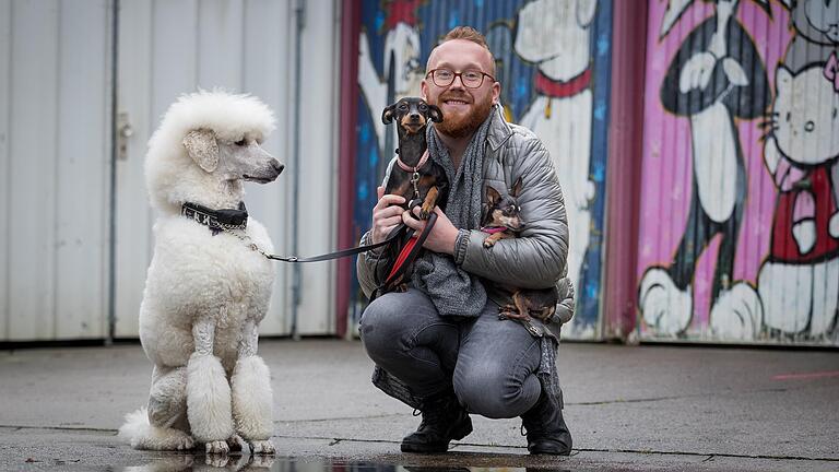 Tierpfleger Maxim Iochim im Würzburger Tierheim im Elferweg mit seinen Hunden (von links) Mozart, Primadonna und Escarda. Tierpfleger Maxim Iochim im Würzburger Tierheim im Elferweg mit seinen Hunden (von links) Mozart, Primadonna und Escarda.