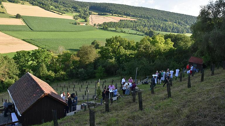Gerade erst eröffnet: die Tauber-Trüffel-Besichtigungsplantage von Daniel Rudolf und seiner Partnerin Cecile Radisson in Röttingen. Gerade erst eröffnet: die Tauber-Trüffel-Besichtigungsplantage von Daniel Rudolf und seiner Partnerin Cecile Radisson in Röttingen.